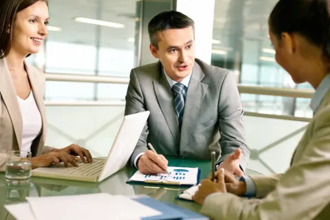 Un conseiller présente un contrat à un client