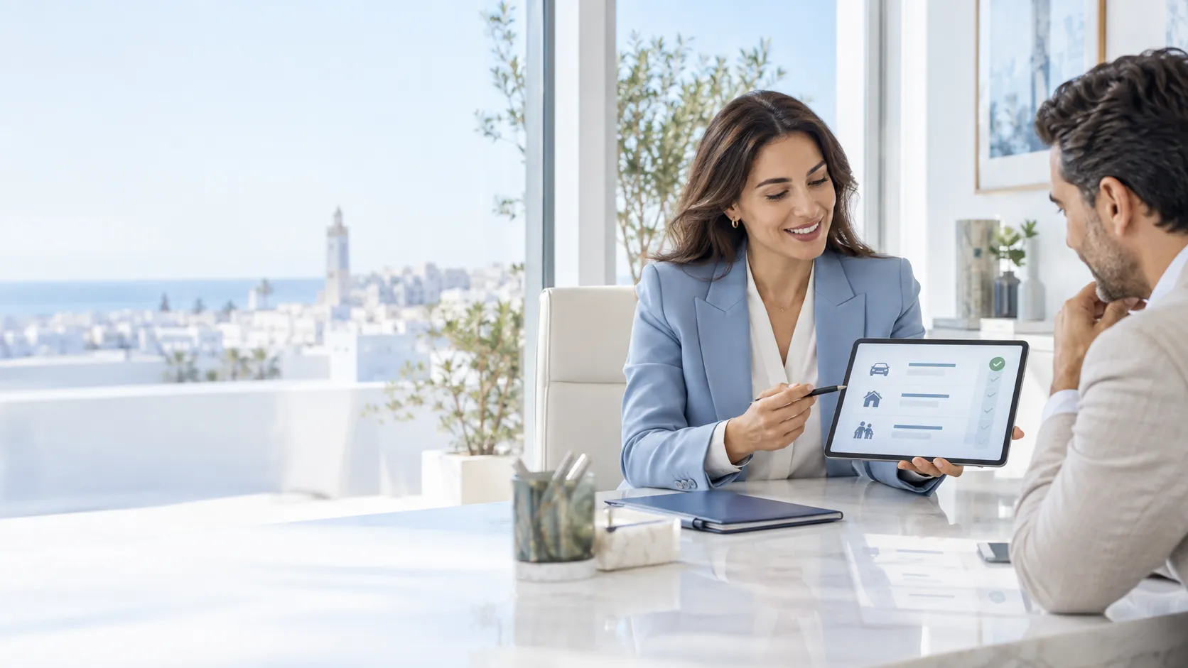 Une conseillère Lyazidi présente un devis sur une tablette à un client