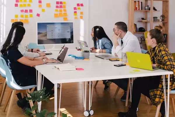 Réunion de travail autour d’une table