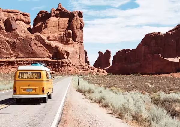 Un van sur une route du désert